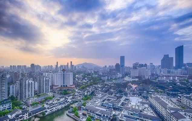 除了经济外，风景也相当的秀丽，国内GDP破万亿的二线城市