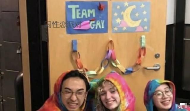 伊能静儿子与男生亲嘴,穿纱裙摆妩媚姿势,网友:父母都有责任