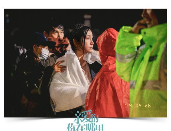 秦海璐新剧杀青 晒手捧鲜花照露灿烂笑容