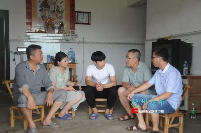 暖新闻江西2018高考后,抚州这两名学生做了一