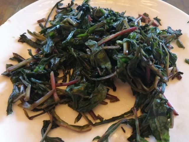 在乡下只有兔子才吃的苦草,而城里人却愿拿5斤酱牛肉来交换!