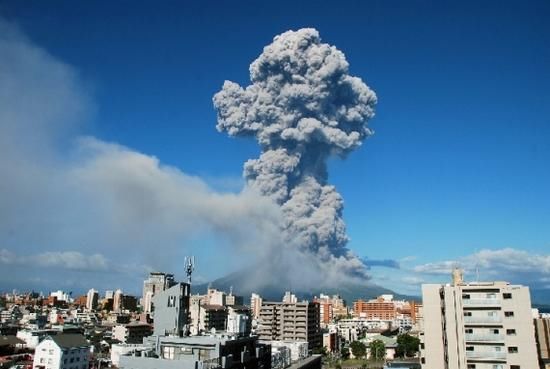 日本鹿儿岛县樱岛火山大规模喷发 烟尘高4700