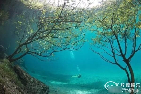 奥地利这片湖底有小路和长椅 ，形成原因让人赞叹大自然的神奇