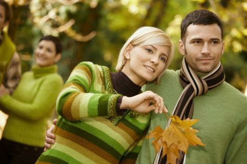 你觉得中老年离异丧偶人,再婚是领证好?还是搭