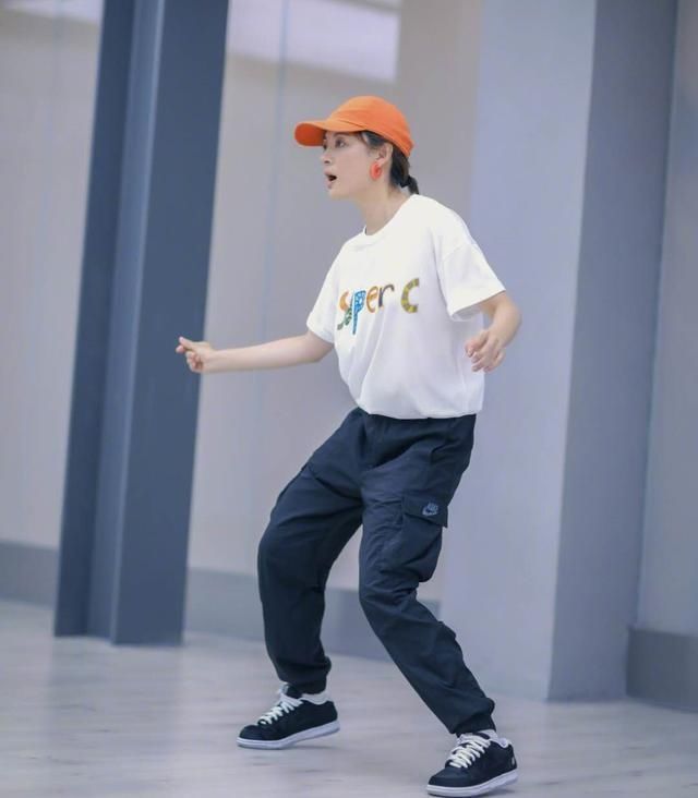 养生达人孙俪，民国学生装穿出了少女范，瞬间减龄18岁