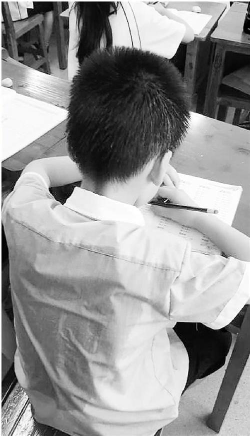 教室里要不要装空调?有家长把冰箱搬进教室