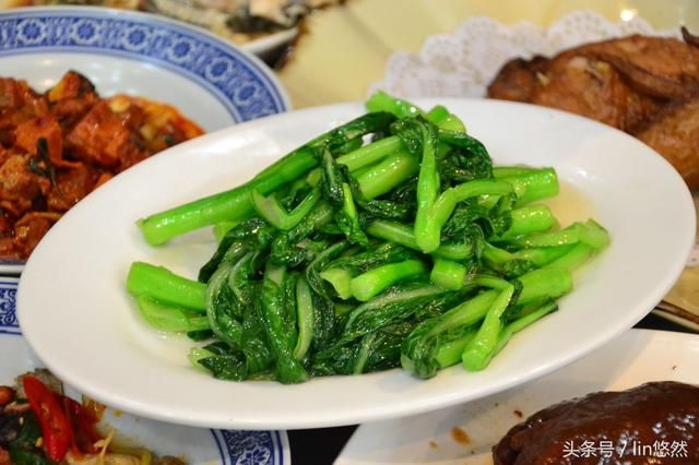 过大年回娘家,娘家用这两桌饭招待女婿,您看怎么样