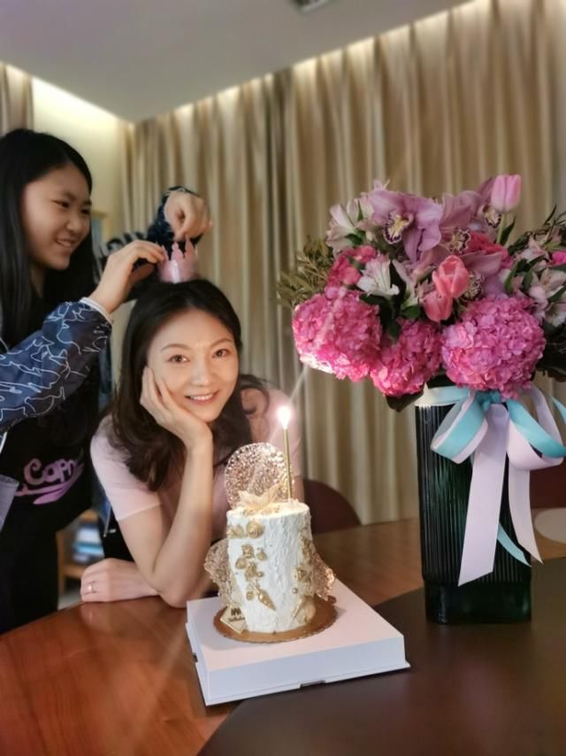 张艺谋娇妻陈婷庆39岁生日，生三娃状态依旧少女，戴婚戒秀恩爱