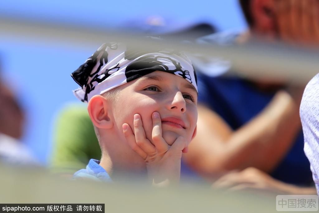 冰岛队举行首堂训练课 高温难挡球迷热情