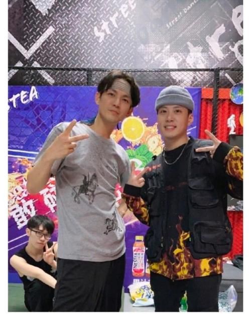 发红包，吃螃蟹，钟汉良和哇挖酷宝们上演偶像剧情节