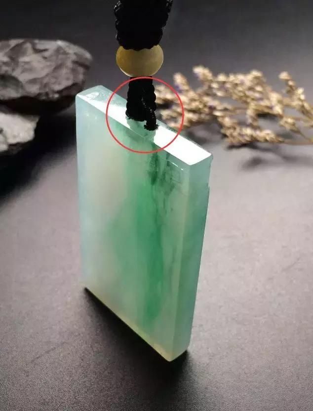 所以现在越来越多的无事牌会把背面进行镶嵌,经过简单镶嵌的无事牌会