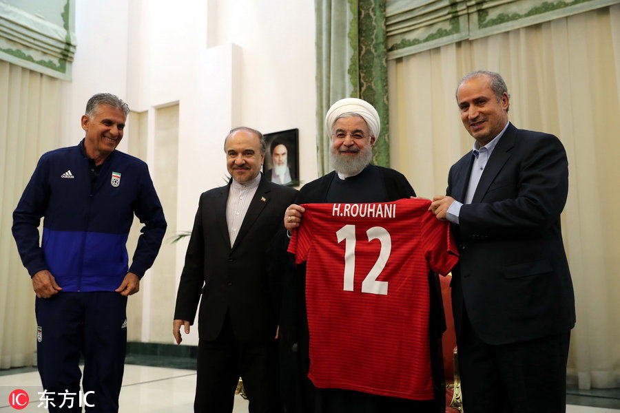 伊朗总统鲁哈尼为男足国家队送行 获赠12号球