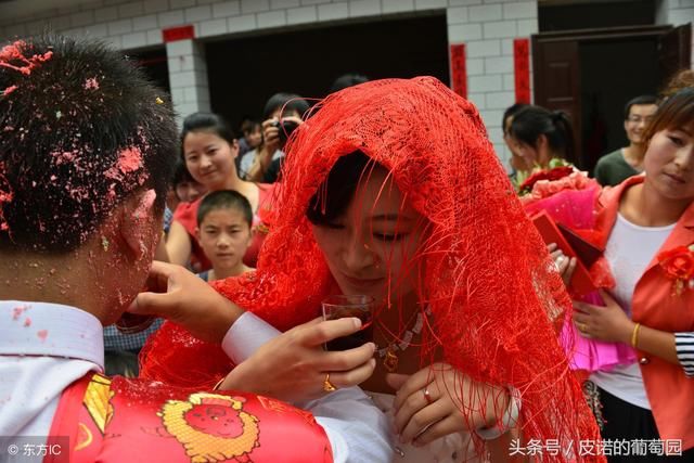 买房差10万公婆说没钱，隔天送来18万，老公打了个电话我泪流满面