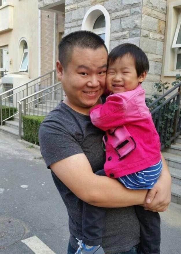 岳云鹏9岁女儿越长越漂亮，爱妻从手术中恢复，一家四口羡煞旁人