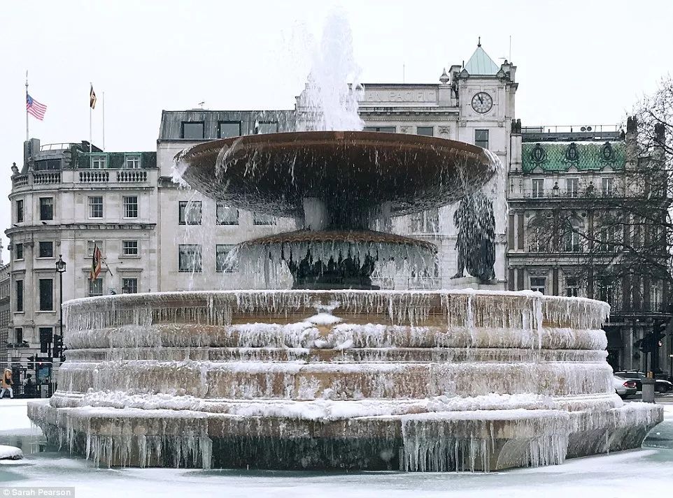 英国人被大雪搞得半死不活了，还要被嘲讽:毕竟没见过世面啊...