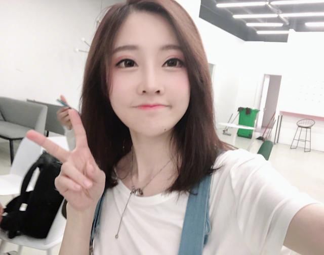 冯提莫上MAMA话题超2亿阅读,一首《学猫叫