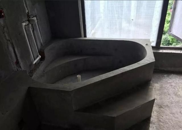 老公非要在家里砌一个浴缸,拦都拦不住,还往里