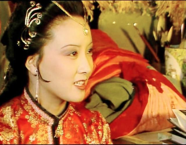 红楼梦:拼女的寡妇中,为何她能得贾母和王熙凤
