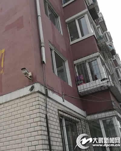 水落管内藏电线居民担忧存隐患