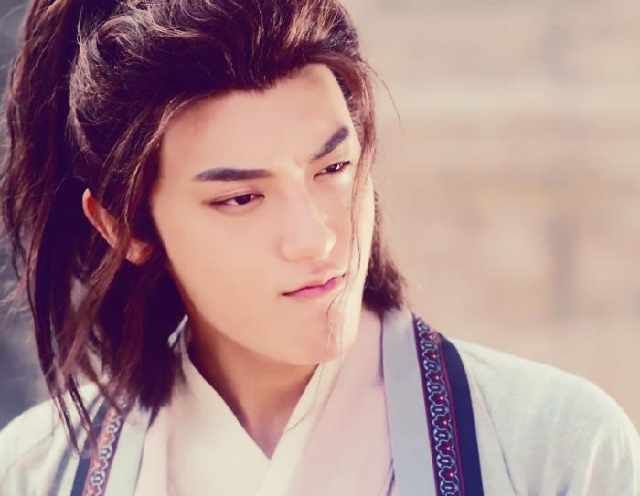 黄子韬初中毕业照被晒出,素颜纯天然,无整容?