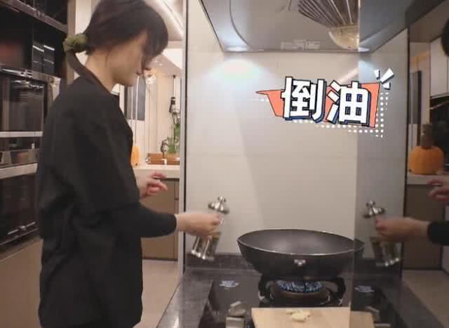 郑爽为了减肥,晚餐吃炒油麦菜,看到她的做法,原谅我吃不下去