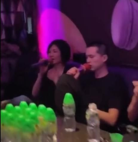 王菲KTV约唱小鲜肉，全程紧挨心情好，网友：谢霆锋知道吗？