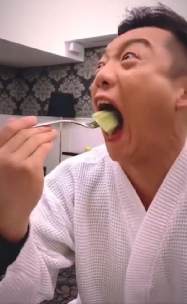 郑恺上传涂口红后吃东西,网友是精致猪猪男孩