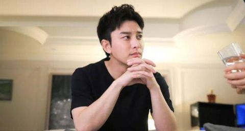 贾乃亮金晨用情侣手机壳抱着同款猫咪 网友:在