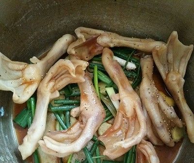 #硬核鲈鱼制作人#黑胡椒闷鸭爪广式蒸菜谱图片