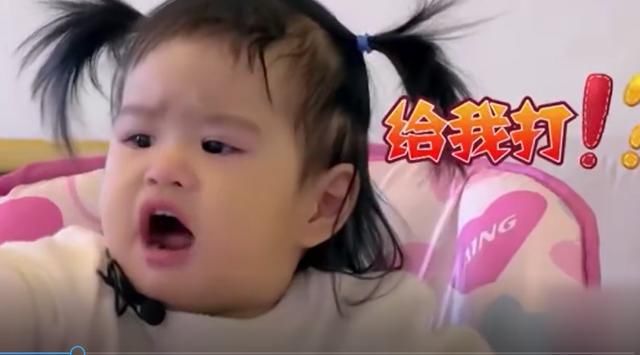 都说饺子可爱，有谁注意她穿短裙的坐姿？包文婧放弃事业值了