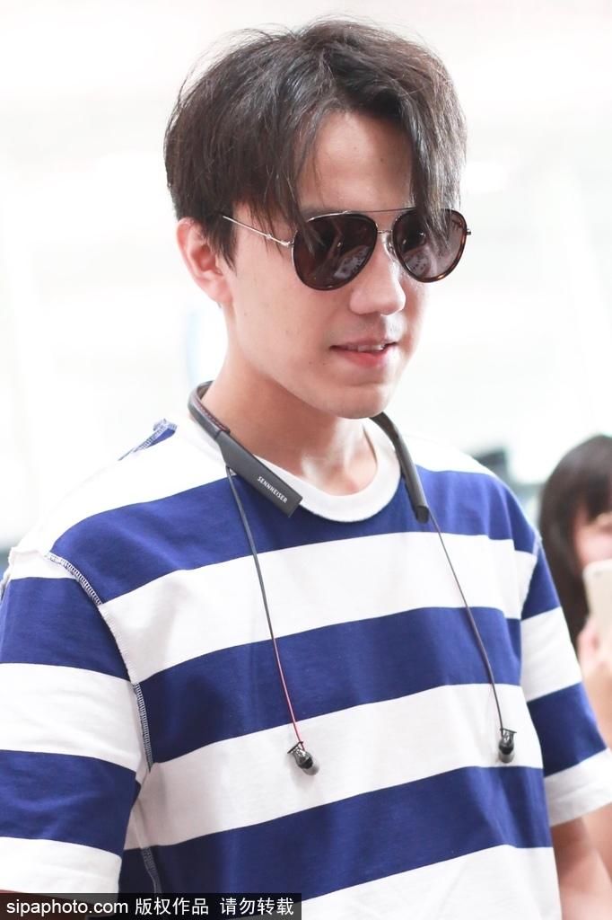 组图:迪玛希现身北京机场 大批迷妹接机人气旺