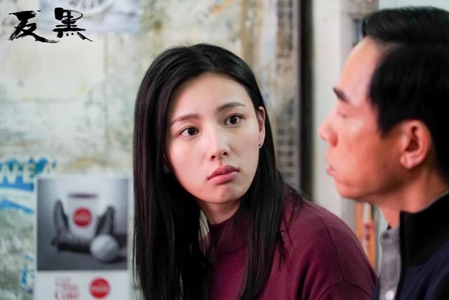 山鸡哥陈小春出演《反黑》,剧中女友陈雅婷美