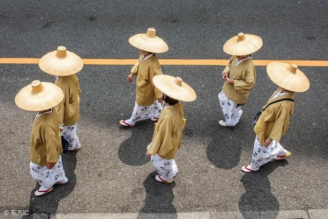 特朗普要做第二个慈禧硬来?挥舞贸易大棒跟各国开撕后果严重