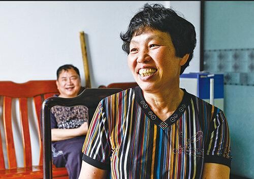 34年！丈夫植物人妻子不离不弃 如今他醒来她却……