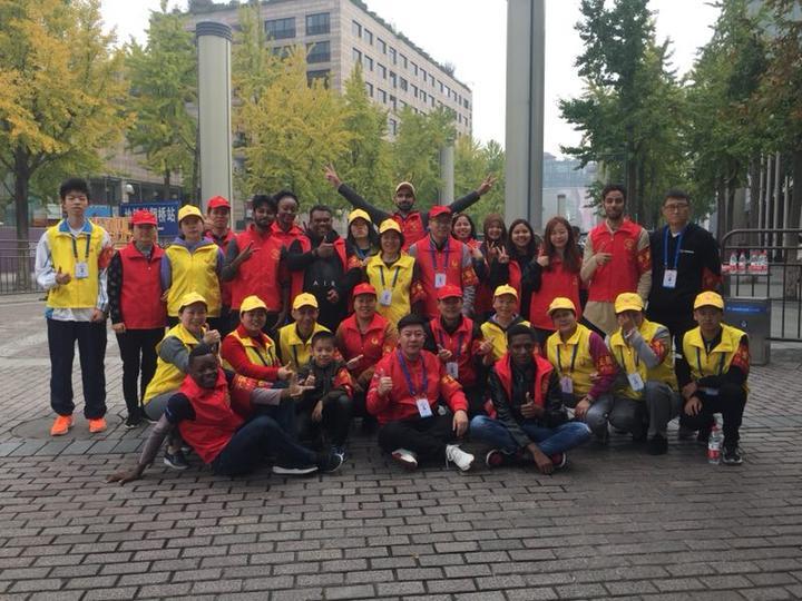 赠人玫瑰手有余香 多国志愿者护航杭州马拉松