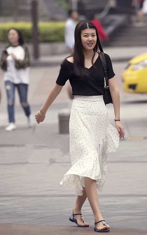 成都街拍:欧美蛋糕裙高腰荷叶边搭配黑色一字