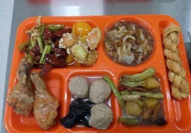 公司食堂饭菜,10元5个菜管吃饱,这伙食还有人嫌不好