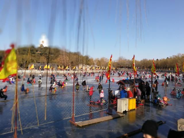 北京北海公园:游客排长队买票滑冰,数十保安维