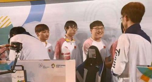 LOL:小花生Peanut握手时做出这种举动,Uzi再添