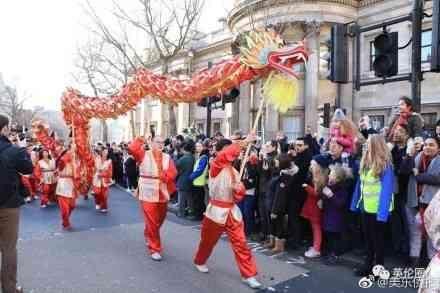 70万英国人挤爆女王家门口 就为过个中国年