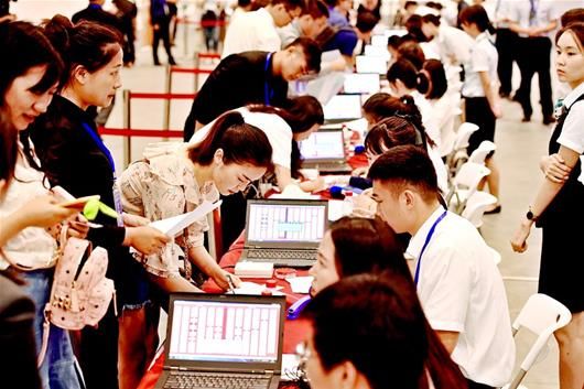 武汉首批八折房摇号 首位中签者:签好合同就去