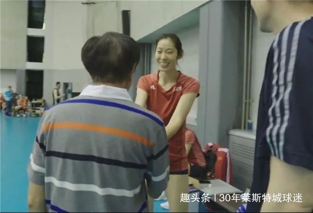 宋世雄对中国女排鞠躬