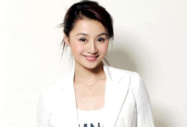 她曾是央视一姐,后来凭唱歌演戏红极一时,如今44岁过成这样! 老葡京国际官网
