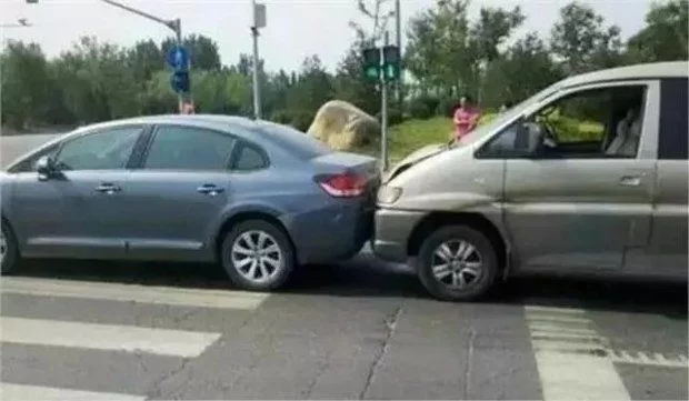 遇到红灯压过线外该怎么办? 怎样才算闯红灯? - 云栖雅韵博客 - 云栖雅韵博客 遇到红灯压过线外该怎么办? 怎样才算闯红灯? - 云栖雅韵博客 - 云栖雅韵博客