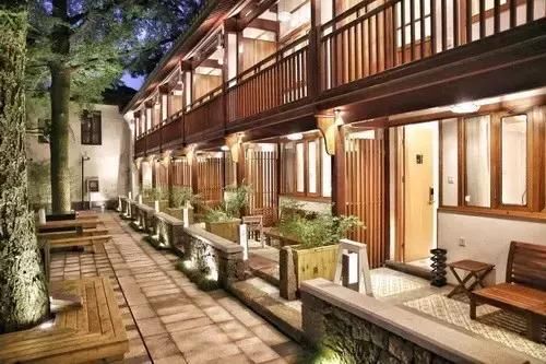 旧时禅房,如今小筑,出门十步便是西湖