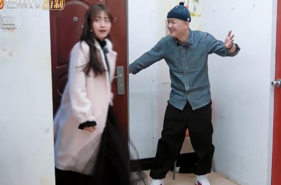 包贝尔带包文婧回11年前房子,直说自己穷,曝出