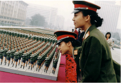 1999年国庆阅兵场上的双胞胎姐妹花现状