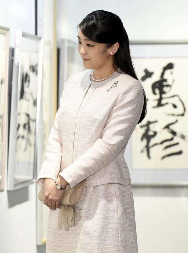 推迟大婚后真子公主首次出席公共活动，满脸微笑看书画展