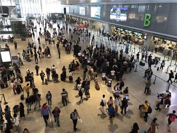上海机场航班大面积延误取消 长三角高铁票抢手