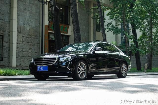再说一下为什么要换奔驰E,我的选车需求是50万左右的预算,能兼顾家用的越野车,越野车不行的话轿车也可以,但是品牌得有点B格。 那时其实我心动的是普拉多,既能满足家用又能出去野,最完美的选择。无奈普拉多简配成分时四驱,平行进口版的价格又被抄的很高,连带二手车也卖得跟新车价一样了,一下伤了我的心,于是只好买了一个遥控攀爬车解解瘾。